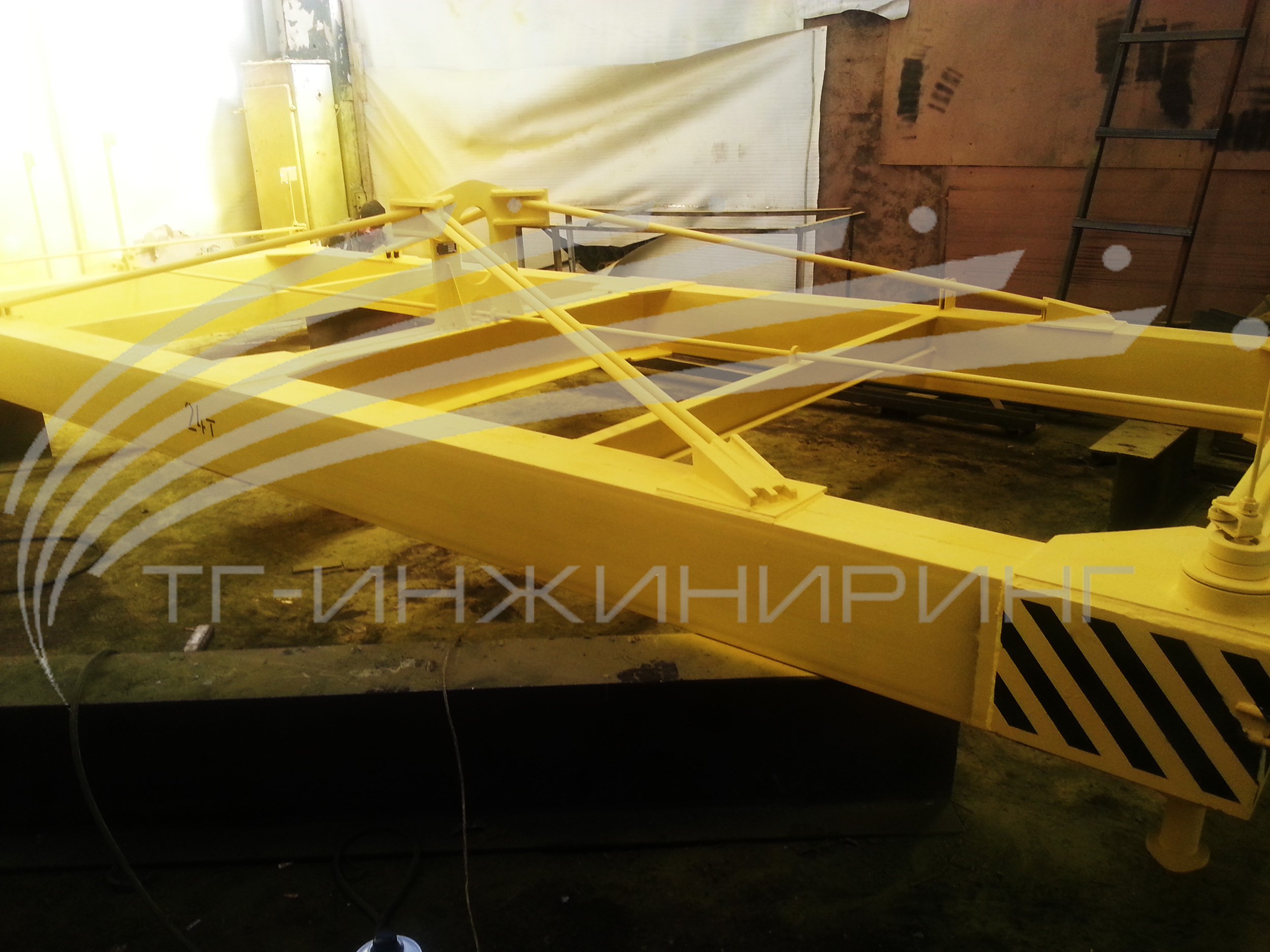 Траверса для контейнера полуавтоматическая